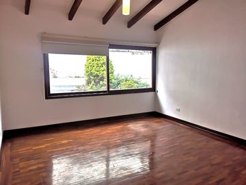 Quito Tenis, sector Los Cabildos. En venta CASA REMODELADA.