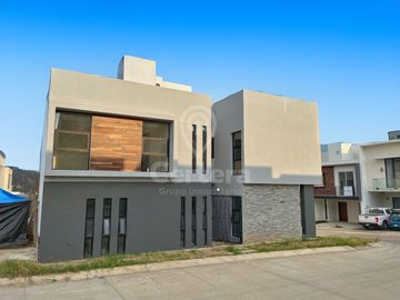 Casa Nueva en Venta en Capital Norte / Valle Imperial, Zapopan Jalisco