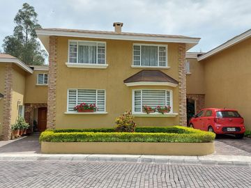 CASA DE VENTA. CUMBAYÁ. San Juan alto.