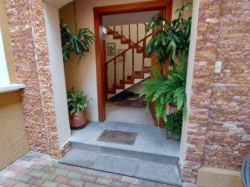 CASA DE VENTA. CUMBAYÁ. San Juan alto.
