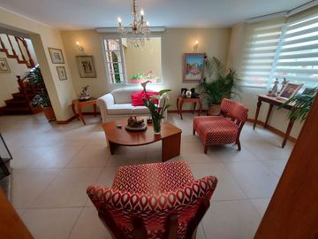 CASA DE VENTA. CUMBAYÁ. San Juan alto.