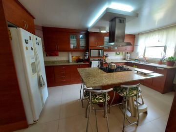 CASA DE VENTA. CUMBAYÁ. San Juan alto.