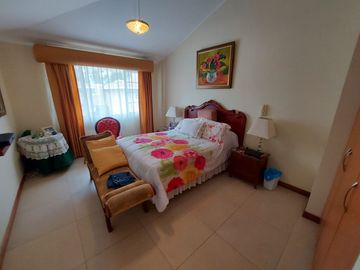 CASA DE VENTA. CUMBAYÁ. San Juan alto.