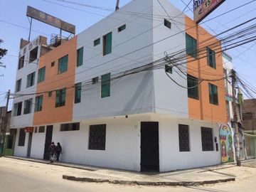 HOSTAL EN ESQUINA A MEDIA CUADRA DE LA AV. BETANCOURT EN URB SANTA ANA, LOS OLIVOS