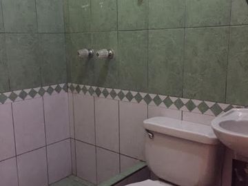 HOSTAL EN ESQUINA A MEDIA CUADRA DE LA AV. BETANCOURT EN URB SANTA ANA, LOS OLIVOS