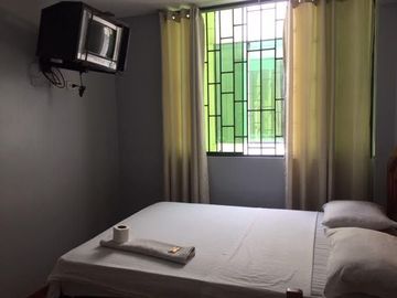 HOSTAL EN ESQUINA A MEDIA CUADRA DE LA AV. BETANCOURT EN URB SANTA ANA, LOS OLIVOS