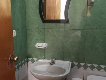 HOSTAL EN ESQUINA A MEDIA CUADRA DE LA AV. BETANCOURT EN URB SANTA ANA, LOS OLIVOS