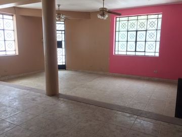 HOSTAL EN ESQUINA A MEDIA CUADRA DE LA AV. BETANCOURT EN URB SANTA ANA, LOS OLIVOS