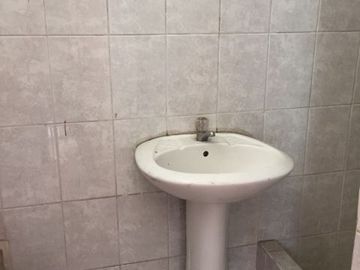 HOSTAL EN ESQUINA A MEDIA CUADRA DE LA AV. BETANCOURT EN URB SANTA ANA, LOS OLIVOS