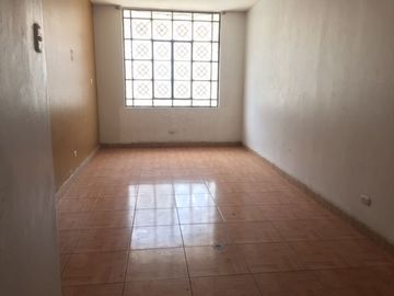 HOSTAL EN ESQUINA A MEDIA CUADRA DE LA AV. BETANCOURT EN URB SANTA ANA, LOS OLIVOS