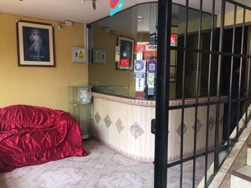 HOSTAL EN ESQUINA A MEDIA CUADRA DE LA AV. BETANCOURT EN URB SANTA ANA, LOS OLIVOS