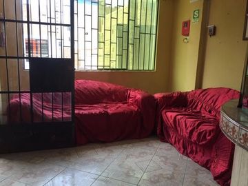 HOSTAL EN ESQUINA A MEDIA CUADRA DE LA AV. BETANCOURT EN URB SANTA ANA, LOS OLIVOS