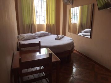 HOSTAL EN ESQUINA A MEDIA CUADRA DE LA AV. BETANCOURT EN URB SANTA ANA, LOS OLIVOS