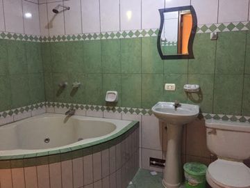 HOSTAL EN ESQUINA A MEDIA CUADRA DE LA AV. BETANCOURT EN URB SANTA ANA, LOS OLIVOS