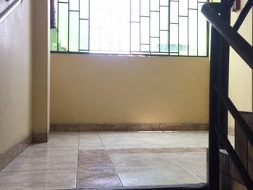 HOSTAL EN ESQUINA A MEDIA CUADRA DE LA AV. BETANCOURT EN URB SANTA ANA, LOS OLIVOS