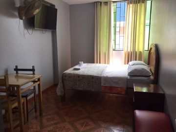 HOSTAL EN ESQUINA A MEDIA CUADRA DE LA AV. BETANCOURT EN URB SANTA ANA, LOS OLIVOS