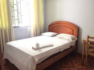 HOSTAL EN ESQUINA A MEDIA CUADRA DE LA AV. BETANCOURT EN URB SANTA ANA, LOS OLIVOS