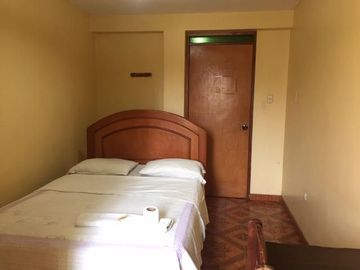 HOSTAL EN ESQUINA A MEDIA CUADRA DE LA AV. BETANCOURT EN URB SANTA ANA, LOS OLIVOS