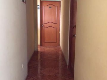 HOSTAL EN ESQUINA A MEDIA CUADRA DE LA AV. BETANCOURT EN URB SANTA ANA, LOS OLIVOS