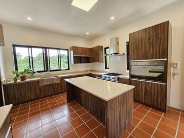 FGA - FOR SALE: 5-Bedroom Single-Family House in Ayala Westgrove Heights, Silang