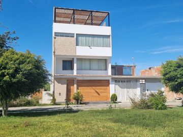 Casa En Venta De 3 Pisos Y Azotea En La Urb Villa Los Sauces Pimentel.(T.ENEQUE)