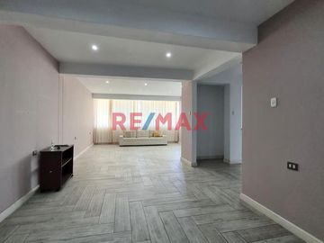 Casa En Venta De 3 Pisos Y Azotea En La Urb Villa Los Sauces Pimentel.(T.ENEQUE)