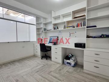Casa En Venta De 3 Pisos Y Azotea En La Urb Villa Los Sauces Pimentel.(T.ENEQUE)