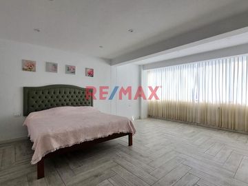 Casa En Venta De 3 Pisos Y Azotea En La Urb Villa Los Sauces Pimentel.(T.ENEQUE)