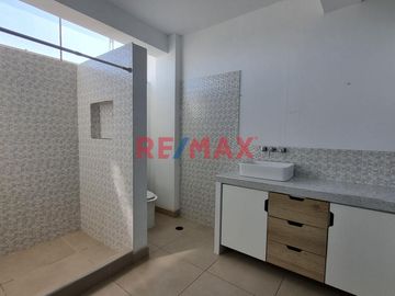Casa En Venta De 3 Pisos Y Azotea En La Urb Villa Los Sauces Pimentel.(T.ENEQUE)