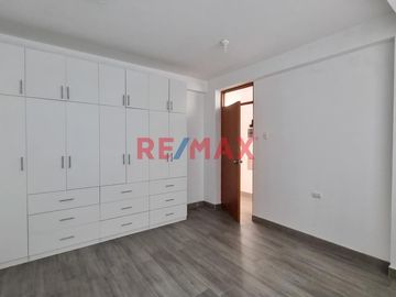 Casa En Venta De 3 Pisos Y Azotea En La Urb Villa Los Sauces Pimentel.(T.ENEQUE)