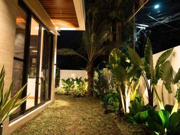 DYU - FOR SALE: 650 SQM Single-Family House in Ayala Alabang Village, Muntinlupa
