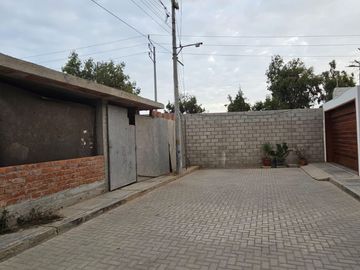 Venta De Amplio Terreno Con Construcción En Condominio El Sol De Chan Chan I (aipanaque)