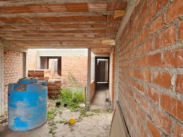 Venta De Amplio Terreno Con Construcción En Condominio El Sol De Chan Chan I (aipanaque)