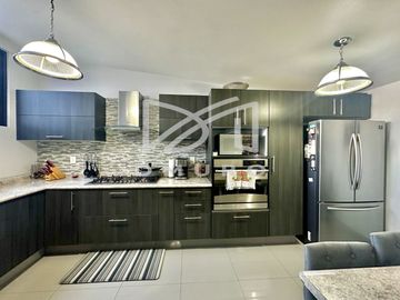 Moderna Casa distribuida en desniveles y en calle tranquila