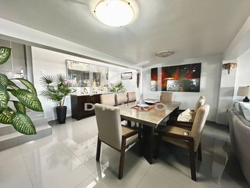 Moderna Casa distribuida en desniveles y en calle tranquila