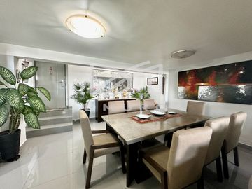 Moderna Casa distribuida en desniveles y en calle tranquila