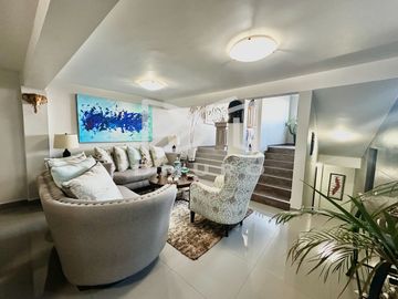 Moderna Casa distribuida en desniveles y en calle tranquila