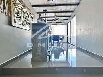 Moderna Casa distribuida en desniveles y en calle tranquila