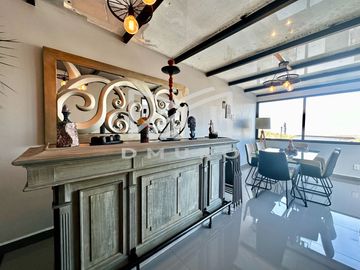 Moderna Casa distribuida en desniveles y en calle tranquila