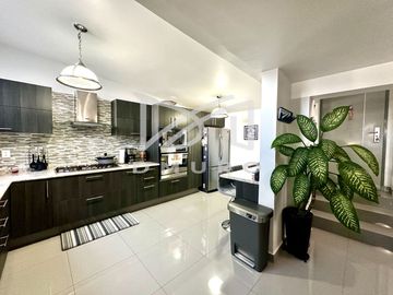Moderna Casa distribuida en desniveles y en calle tranquila