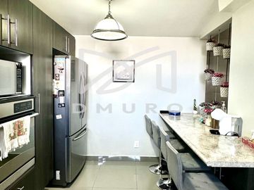 Moderna Casa distribuida en desniveles y en calle tranquila