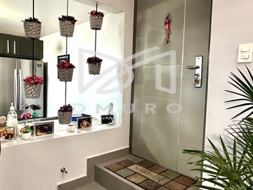 Moderna Casa distribuida en desniveles y en calle tranquila