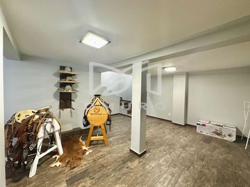 Moderna Casa distribuida en desniveles y en calle tranquila