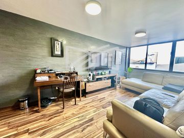 Moderna Casa distribuida en desniveles y en calle tranquila