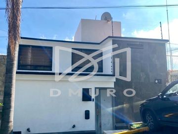 Moderna Casa distribuida en desniveles y en calle tranquila