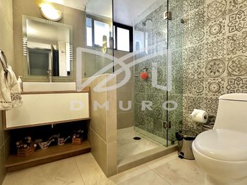 Moderna Casa distribuida en desniveles y en calle tranquila