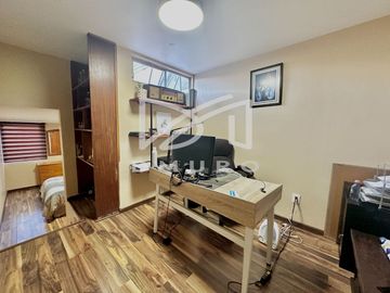 Moderna Casa distribuida en desniveles y en calle tranquila