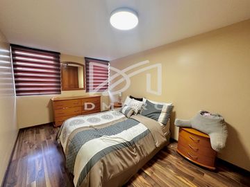 Moderna Casa distribuida en desniveles y en calle tranquila