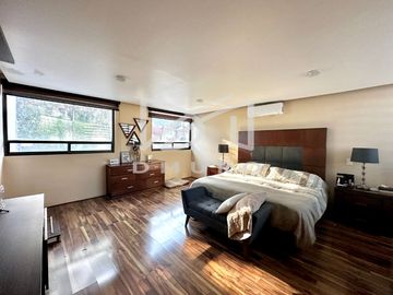 Moderna Casa distribuida en desniveles y en calle tranquila