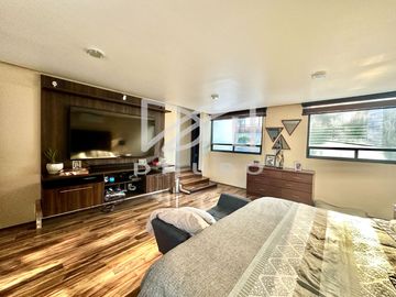 Moderna Casa distribuida en desniveles y en calle tranquila